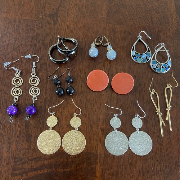 Jewelry - Lot of earrings, gold, silver, black, studs, dangles